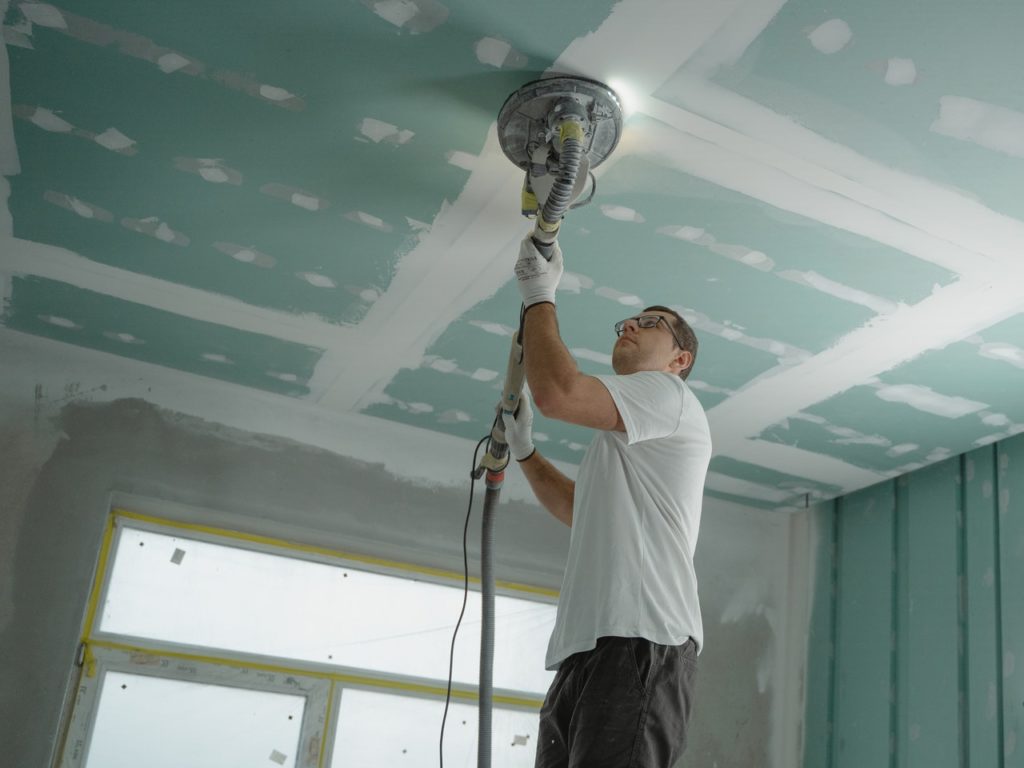 homme rénovation plafond