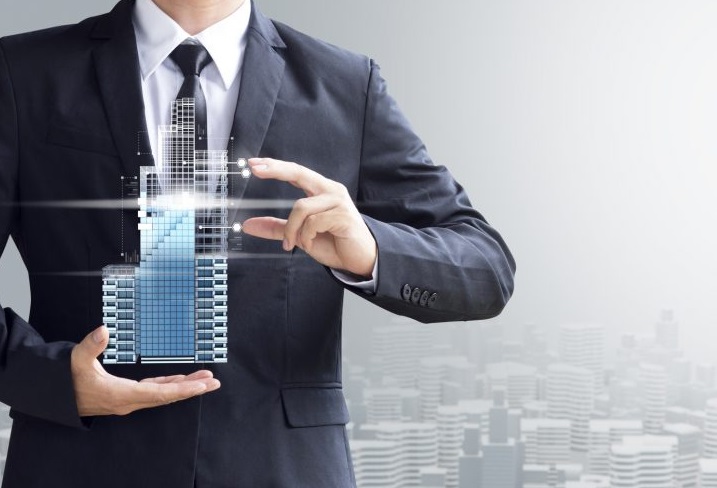 Homme qui tient un immeuble