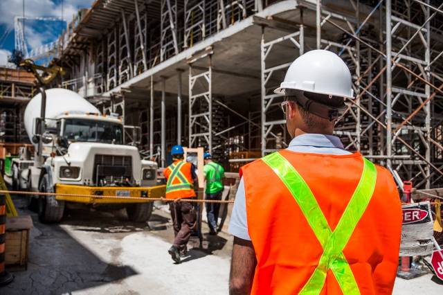 Hommes sur un chantier