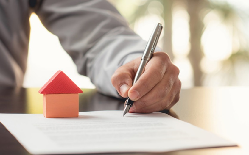 Main avec stylo sur un document