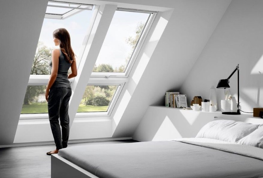 Femme devant des fenêtres de toit