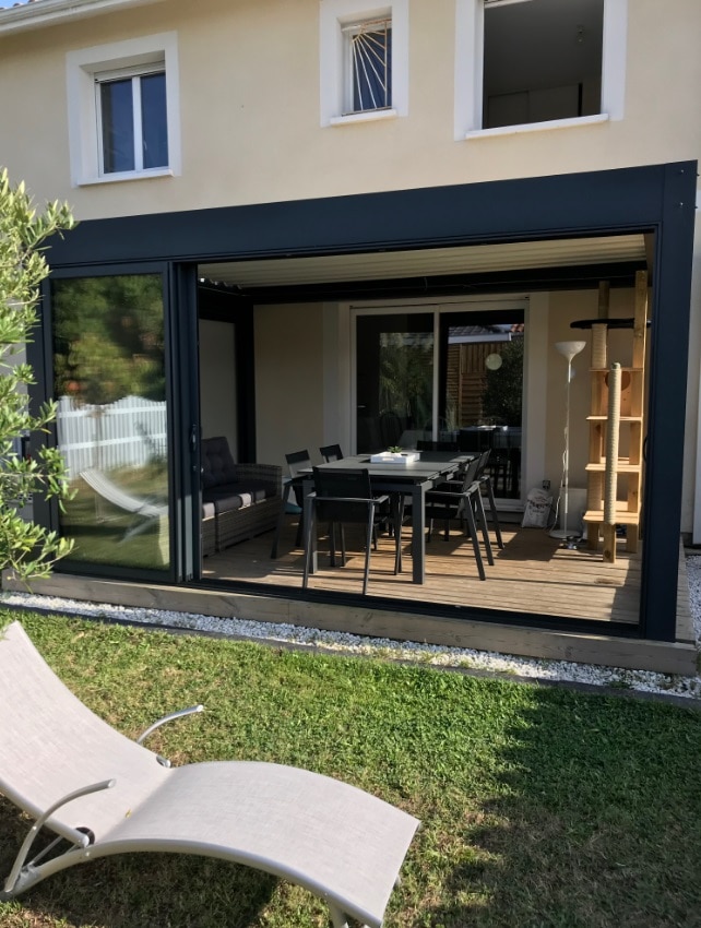 Pergola avec table et chaises