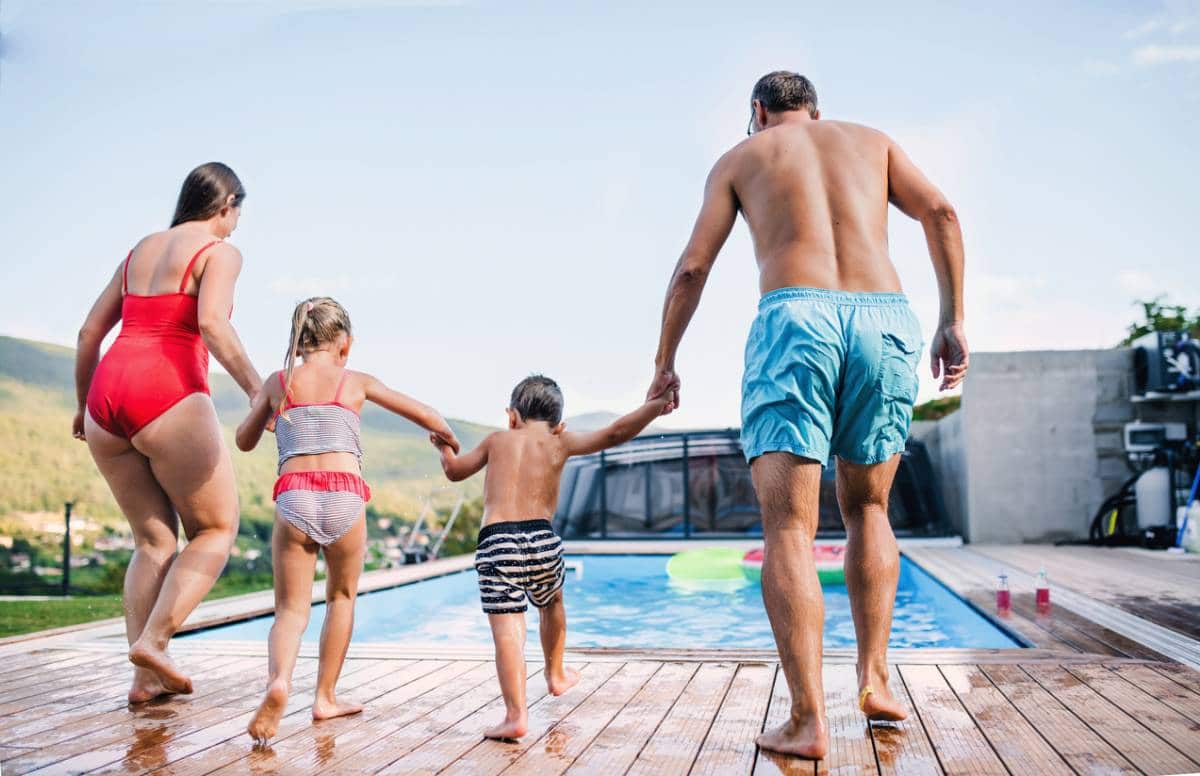 Une famille avec piscine