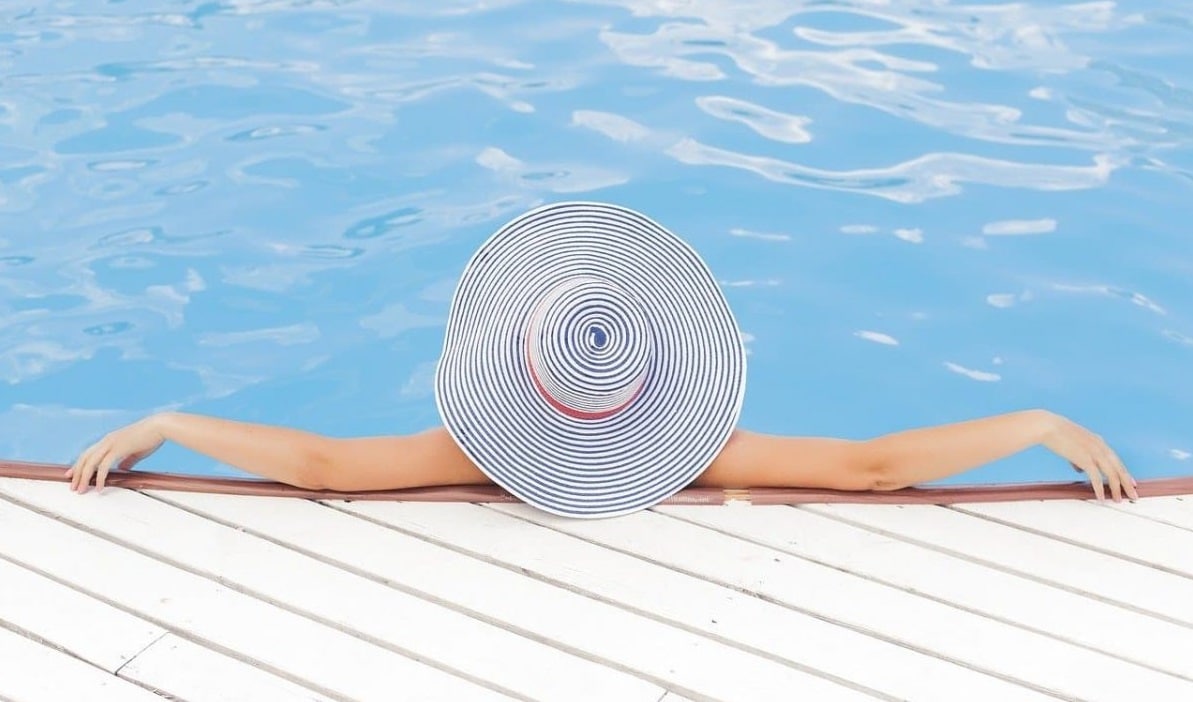 Femme dans une piscine avec un chapeau
