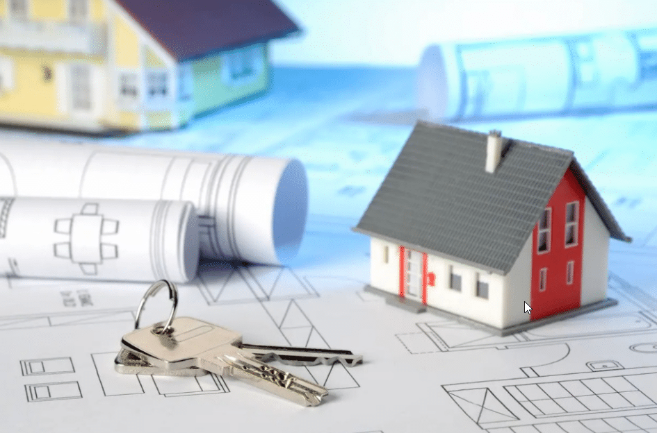 Une petite maison et des clés sur un plan de construction