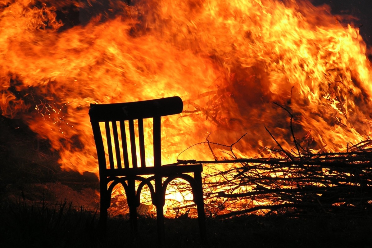 Chaise devant un feu