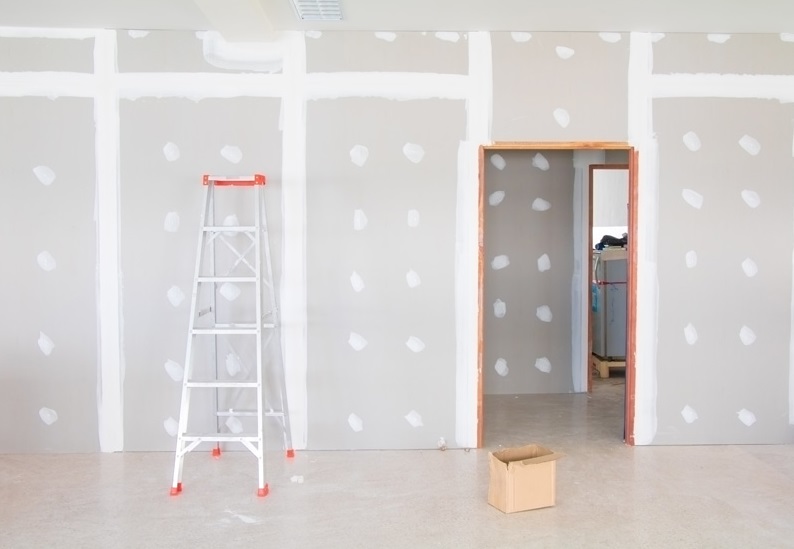 Travaux d'une maison en cours sans porte