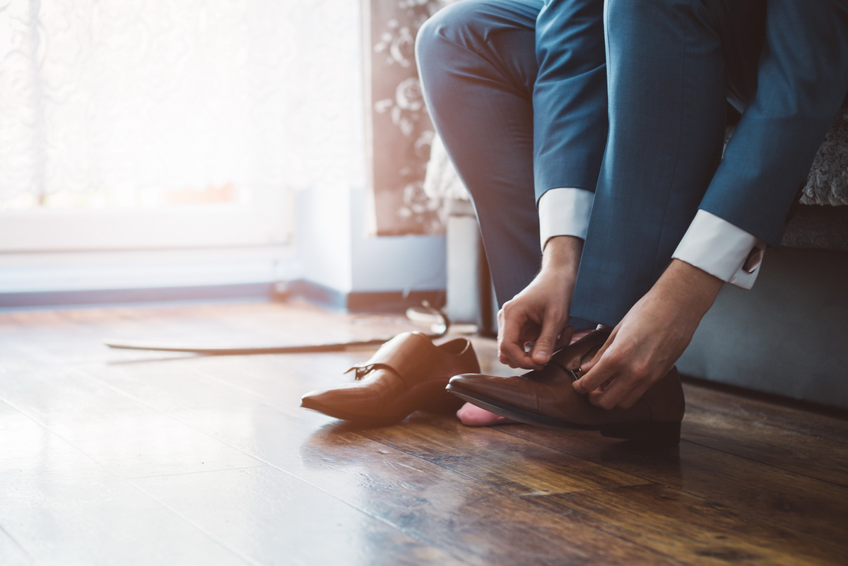 homme qui mets ces chaussures costard 