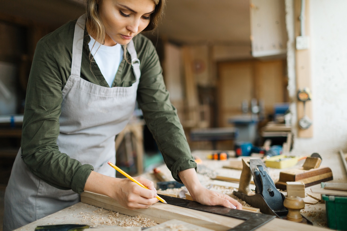 Jeune femme qui fait du bricolage dans son atelier