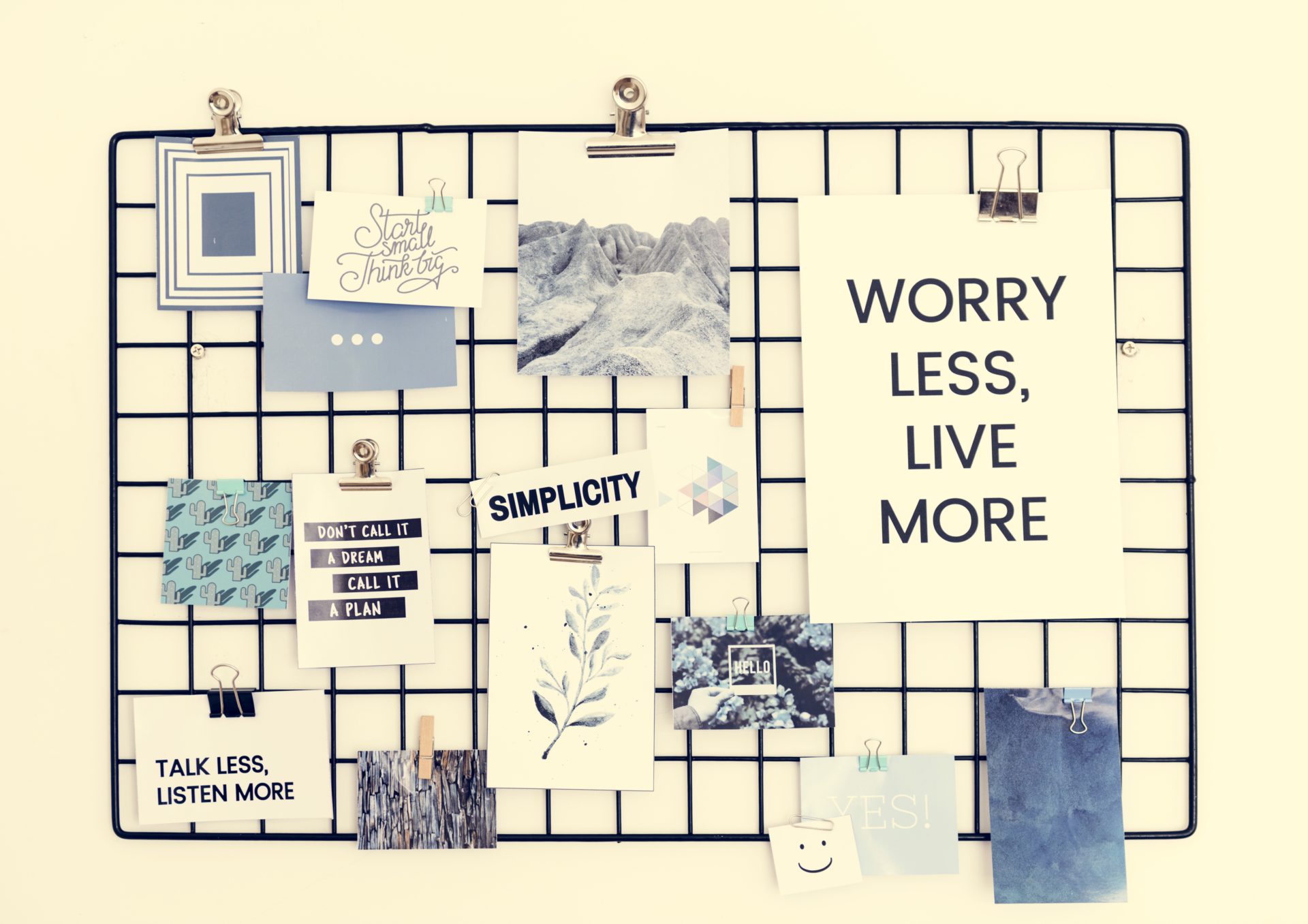 Carte postale et photos sur un rack