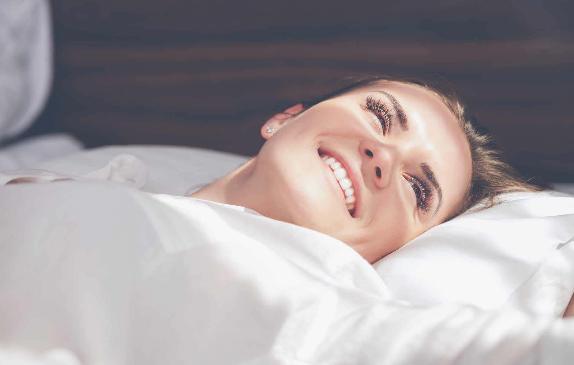 femme heureuse dans son lit