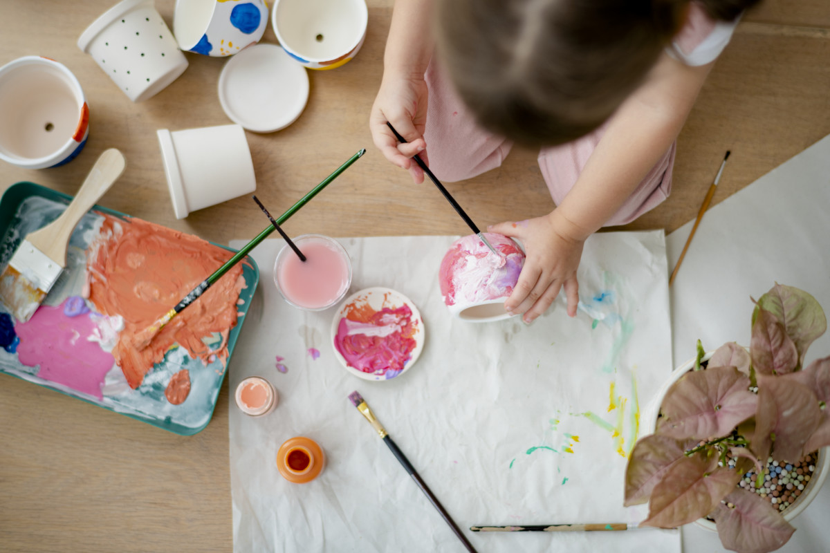 DIY d'une enfant qui fait de la peinture