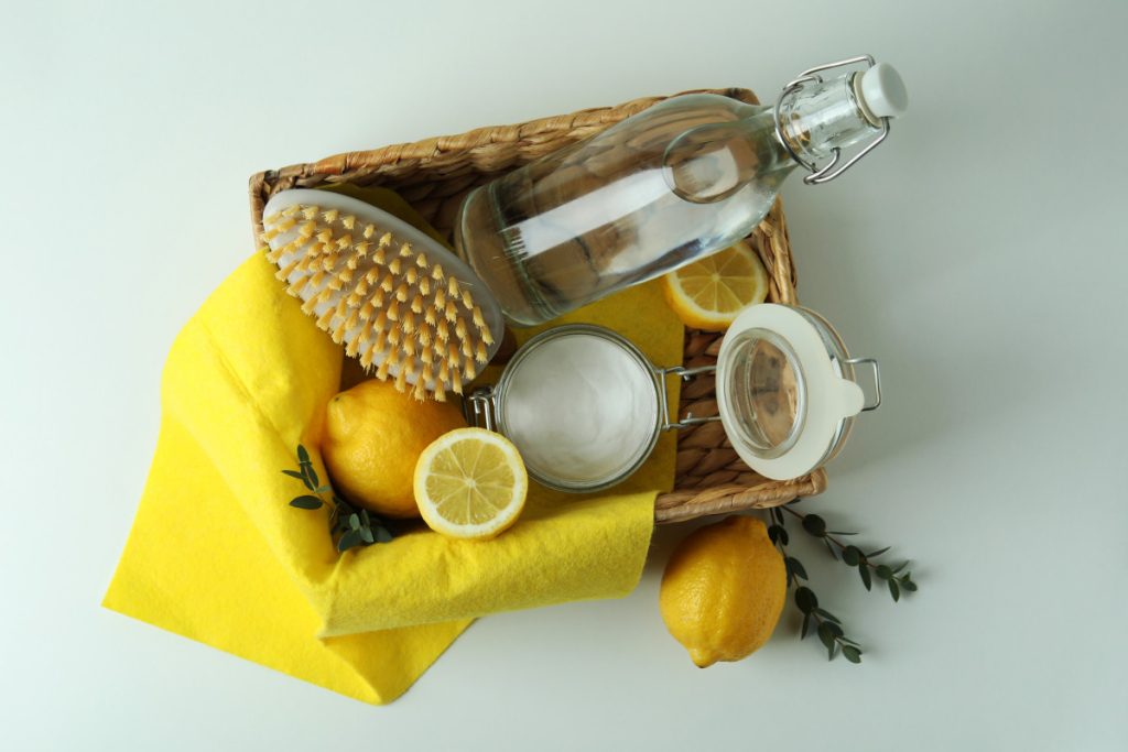 outils de nettoyage écologiques et citrons