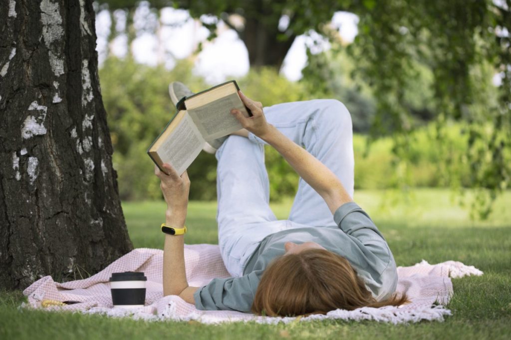 Femme lecture jardin sur le gazon