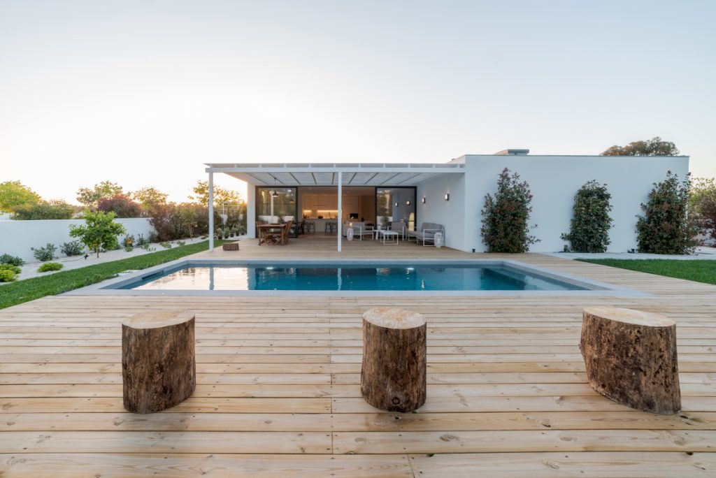 Maison moderne avec jardin piscine et terrasse en bois