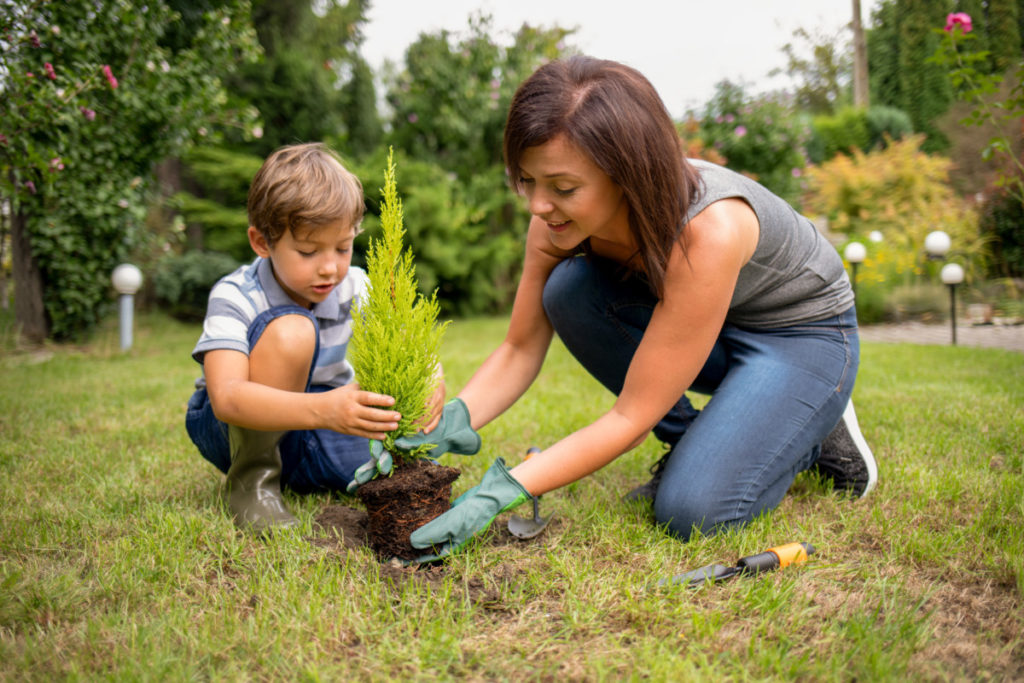 Maman et son fils en plein jardinage