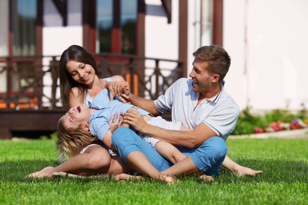 Famille profite jardin gazon parfait