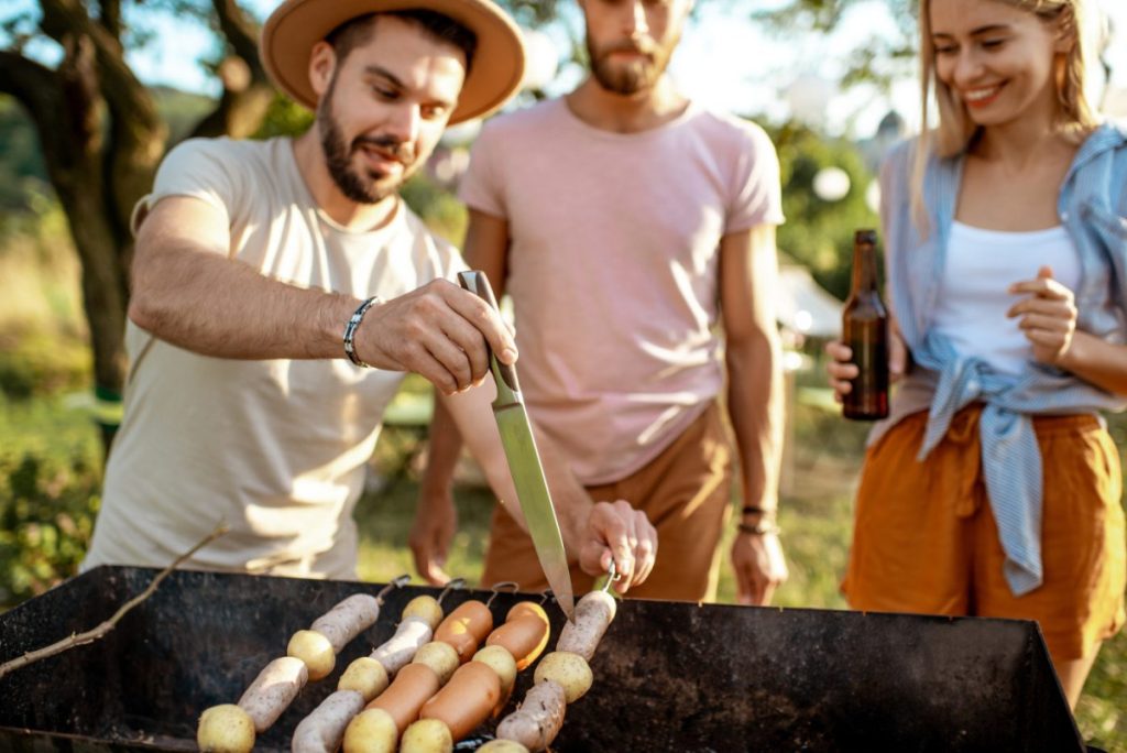 Cuisine extérieure barbecue entre amis