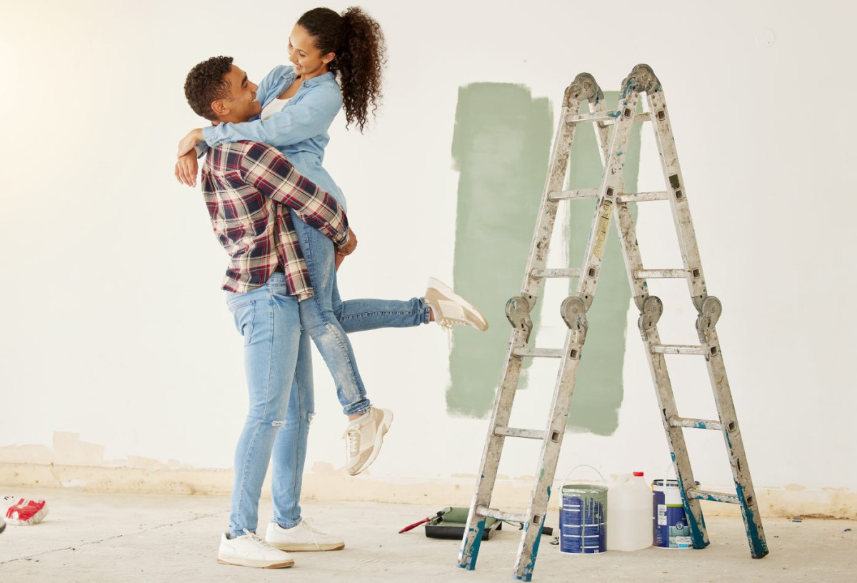 couple amoureux qui fait du bricolage