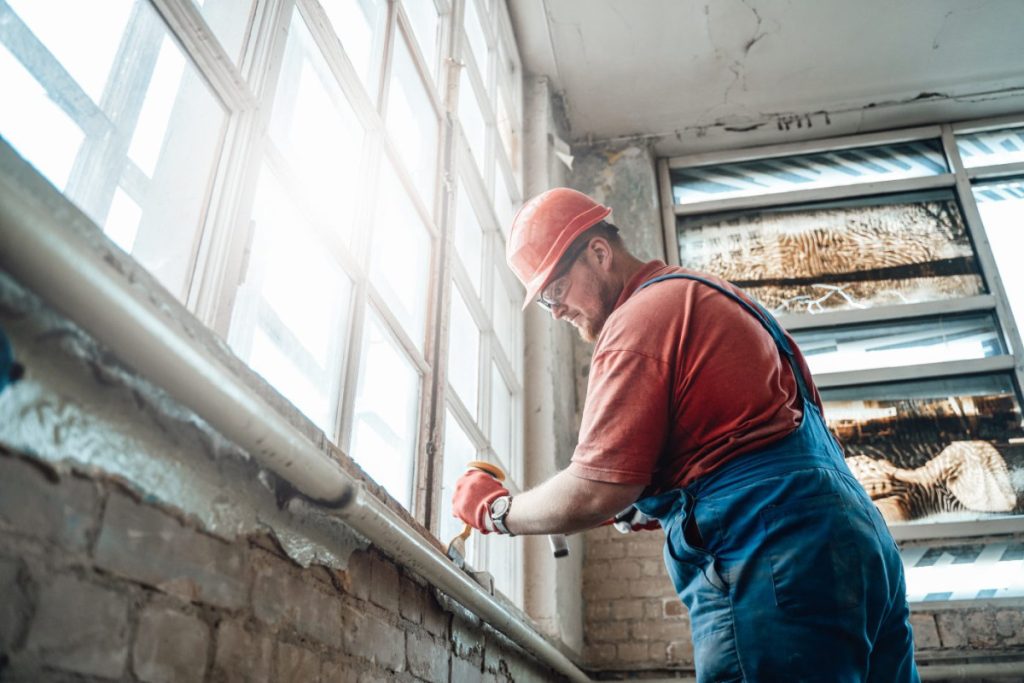 Homme qui change des fenêtres