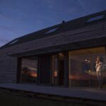 68c265a1896e7-une-personne-se-reflete-a-l-interieur-d-une-maison-moderne