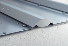 Solin contre mur crépis : conseils pour une étanchéité parfaite découvrez nos conseils pratiques pour poser un solin efficace contre un mur crépi et assurer une étanchéité parfaite, protégeant ainsi votre façade des infiltrations d'eau.