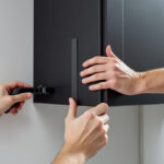 Fixer un objet lourd sans percer : méthodes efficaces et fiables découvrez des méthodes efficaces et fiables pour fixer un objet lourd sans percer, afin de préserver vos murs tout en assurant une installation solide et sécurisée.